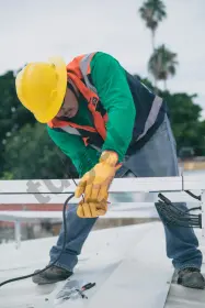 HELP WANTED / Electrician 